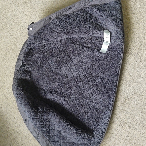 GUC Patagonia grey quilted jacket with faux fur lining. - Picture 5 of 7